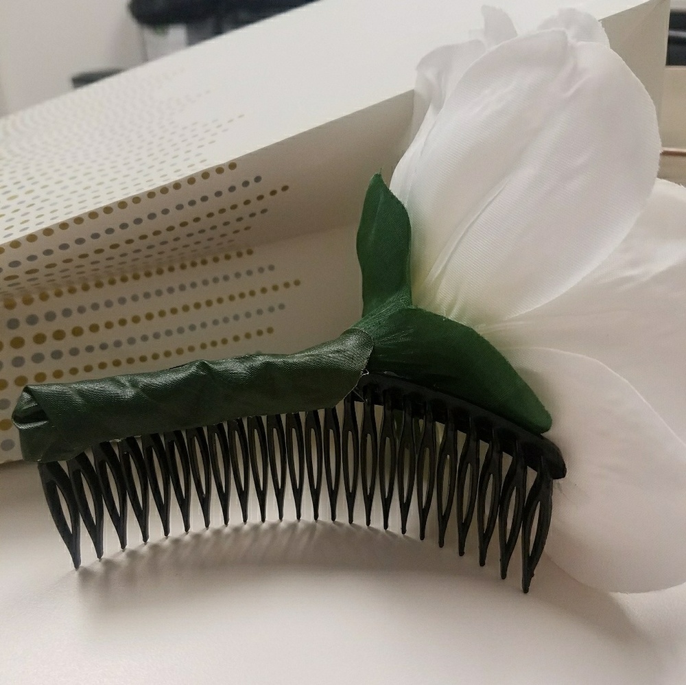 Handmade Magnolia Flower Hair comb! - Picture 7 of 8